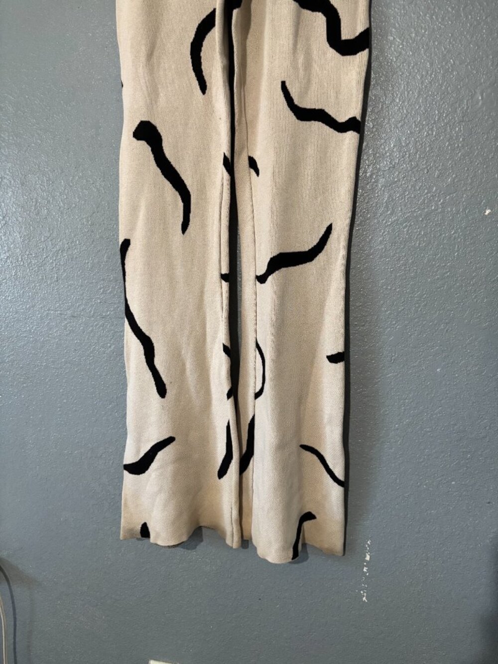 White Fox Beige & Black Knit Two-Piece Set • Size Small - Picture 8 of 11